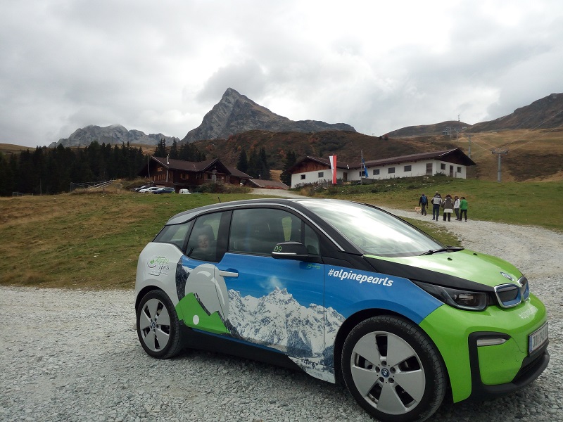 Un'immagine di auto elettrica nelle Alpi