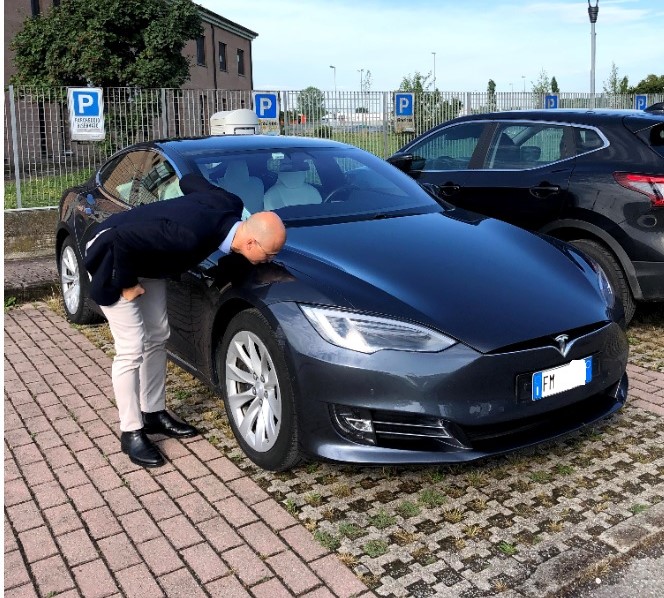 Auto elettrica Tesla