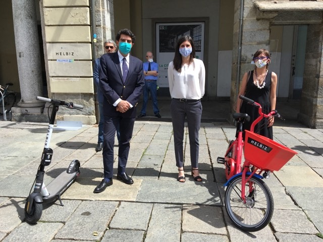 La sindaca di Torino, Chiara Appendino (al centro), alla presentazione di un nuovo servizio di e-bike e monopattini.