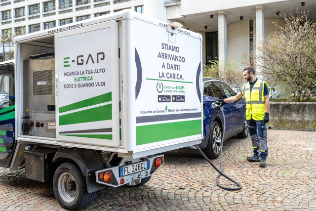 Un van del servizio fast charge di E-Gap
