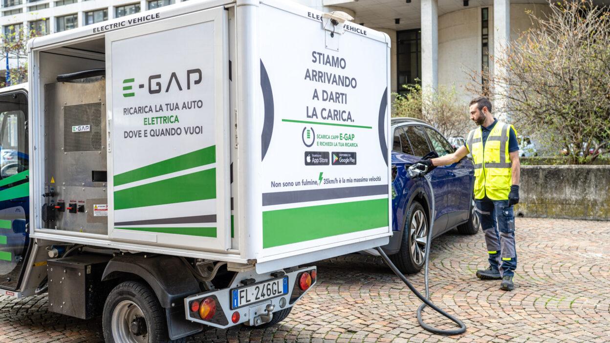 Un van del servizio fast charge di E-Gap