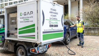 Un van del servizio fast charge di E-Gap