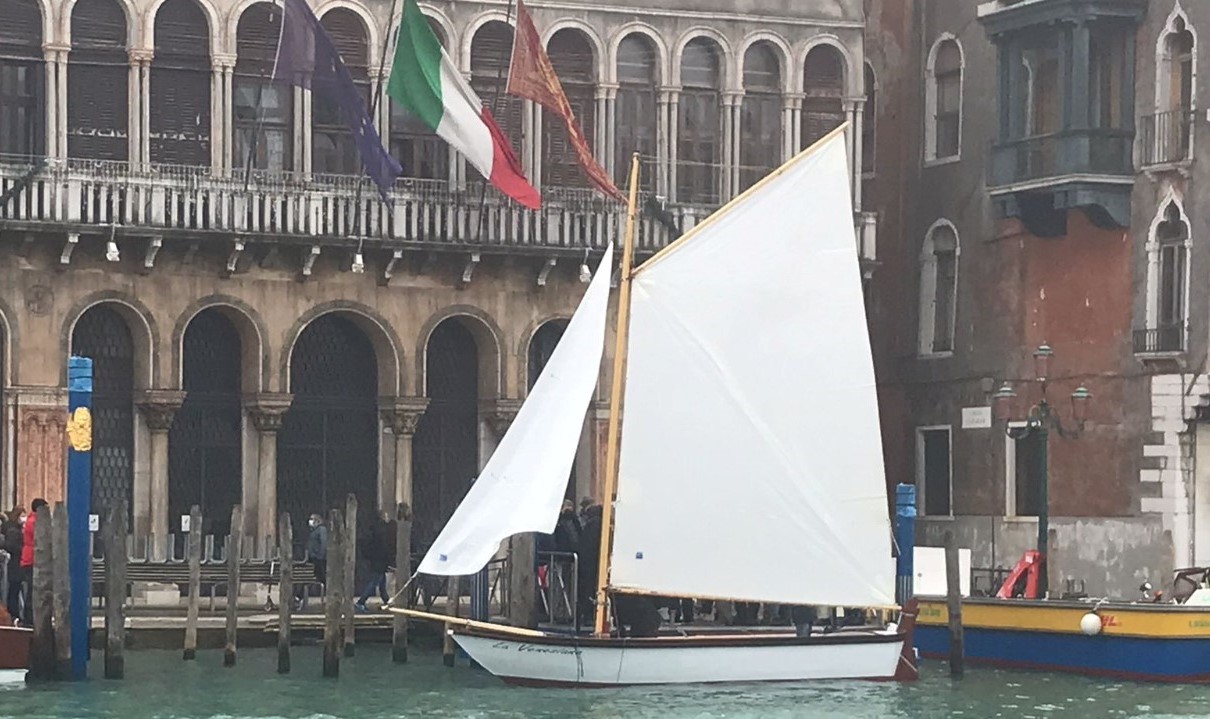 barca a vela elettrica