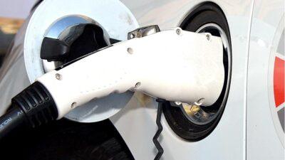 auto elettrica attendere