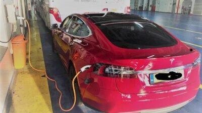 tesla ricarica in traghetto