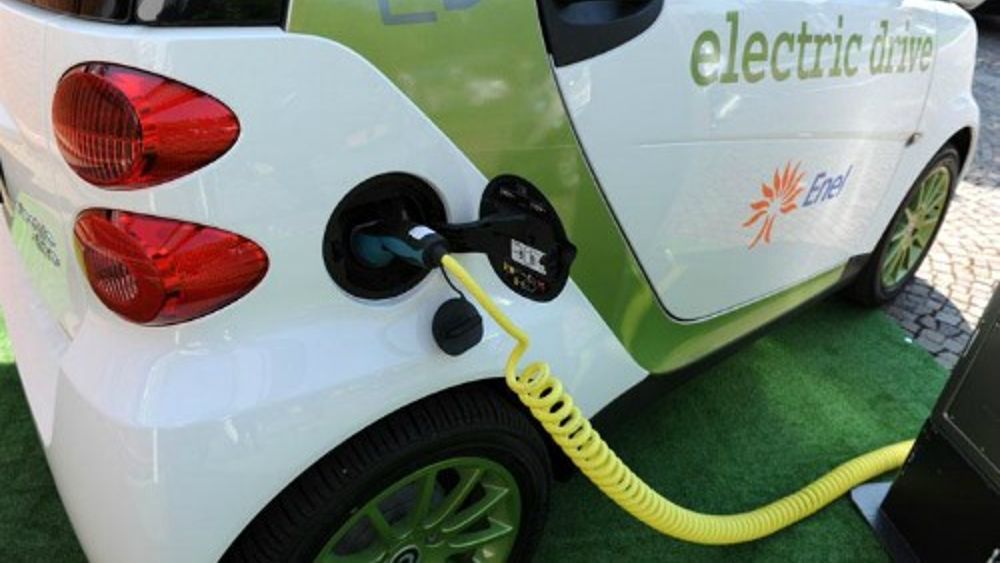 auto elettrica attendere