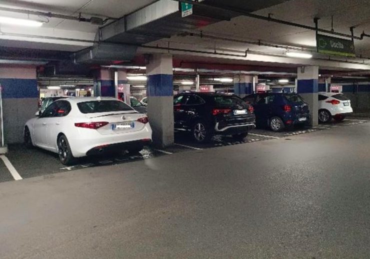 Ricarica Tesla trasformata in parcheggio