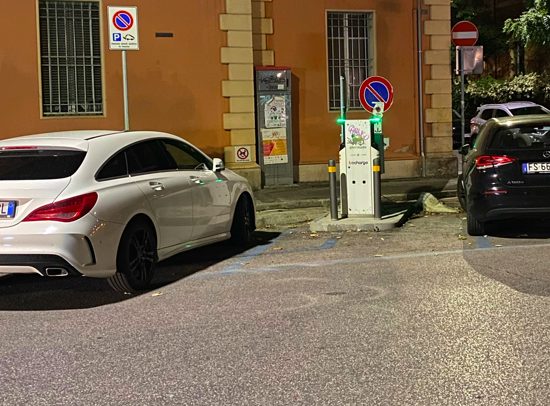 ricarica tesla trasformata in parcheggio