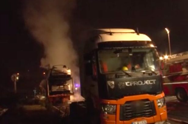 va a fuoco un camion