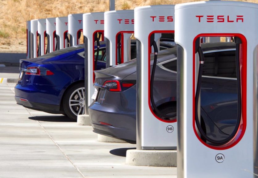 Come fa Tesla a far pagare meno i Supercharger? - Vaielettrico