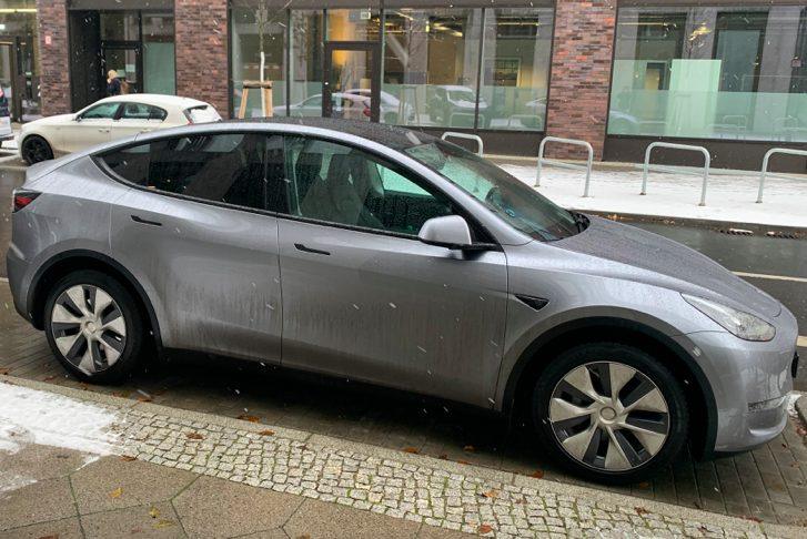 Rincarano le due versioni Long Range e Performance della Tesla Model Y