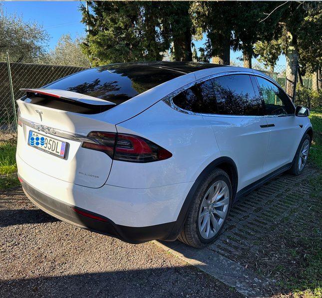 Tesla Model X 2021