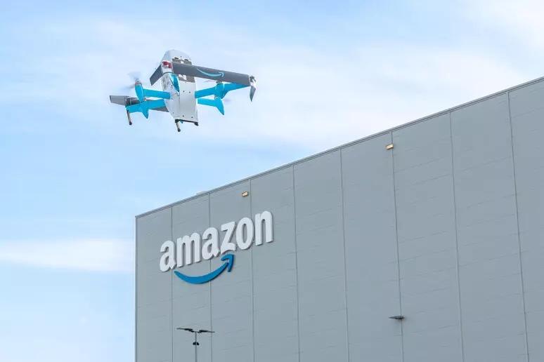 Amazon consegna pacchi con drone 