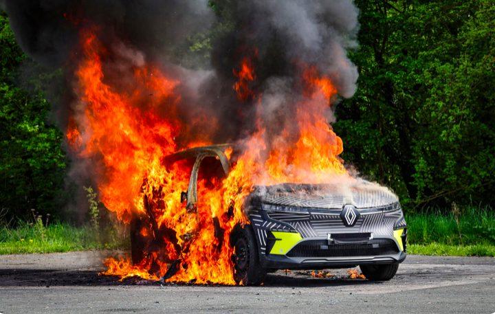 Auto elettrica in fiamme