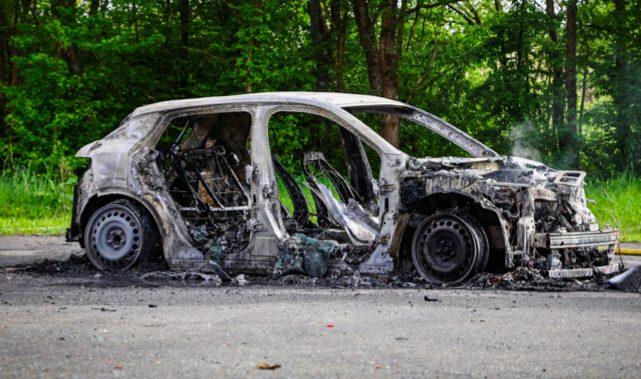 auto elettrica in fiamme