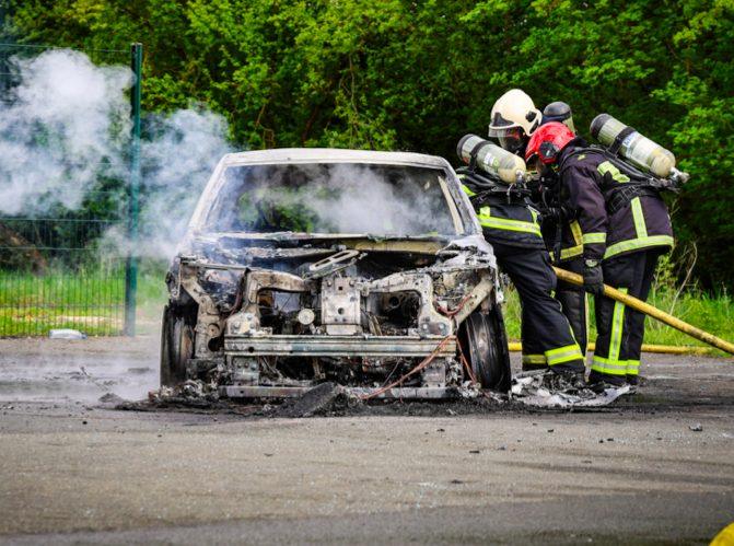 Auto elettrica in fiamme