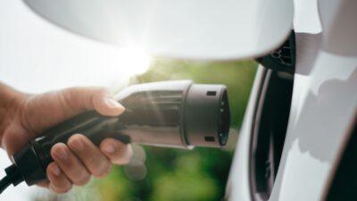auto elettrica ricarica aria condizionata