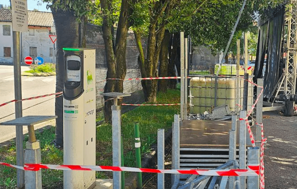Colonnina imprigionata dalla Fiera
