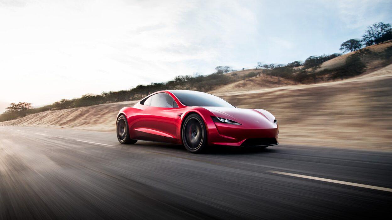 Immagine di un'auto Tesla Roadster su strada