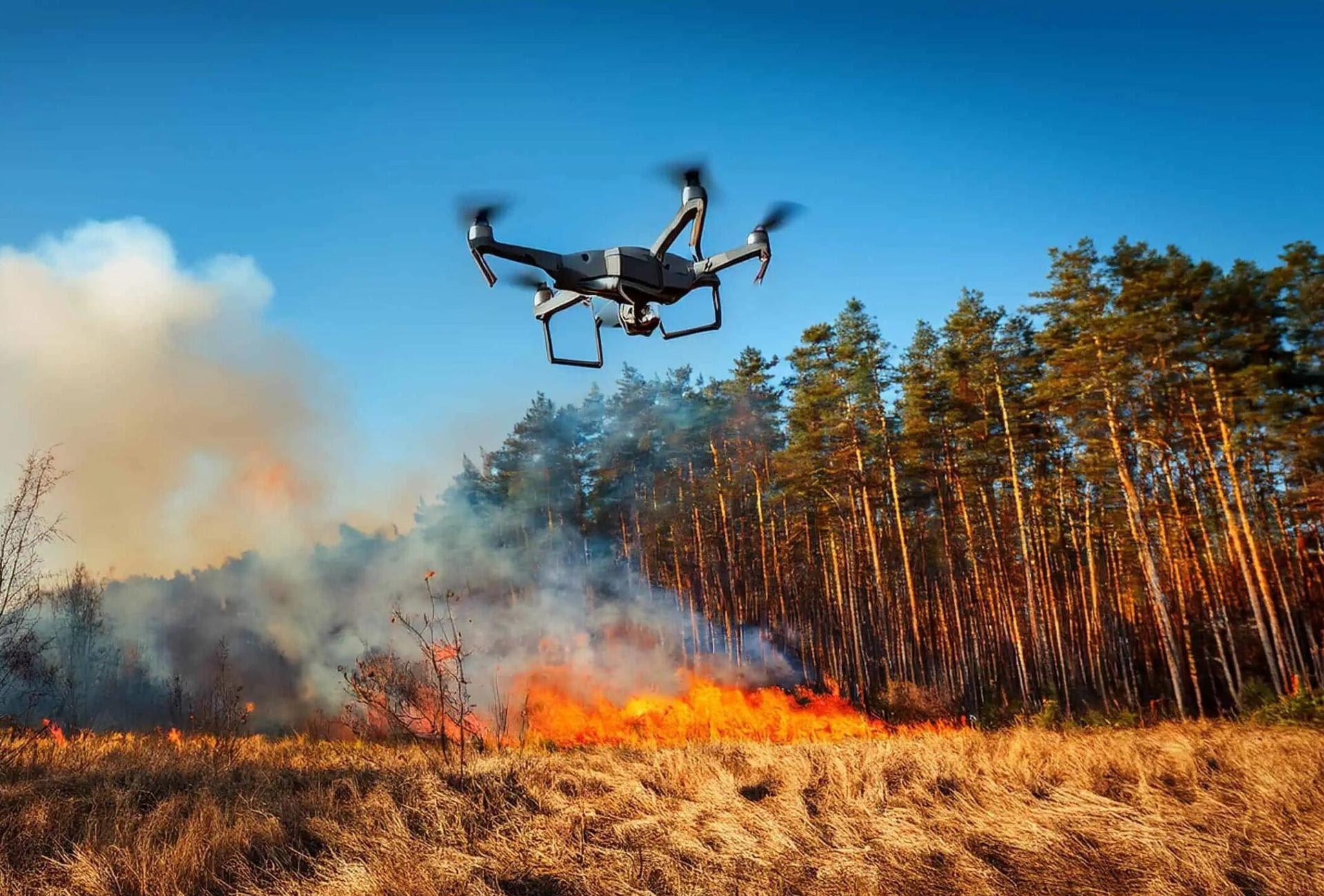 droni aiutano a controllare gli incendi