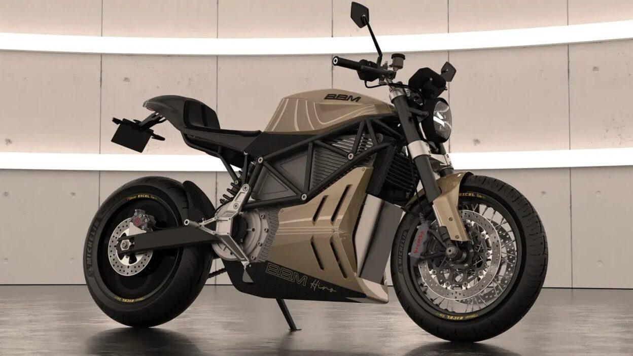 BBM Hiro, moto elettrica franco-spagnola da 94 CV: ricarica all’80% in 15 minuti e autonomia fino a 225 km. In arrivo nel 2026.