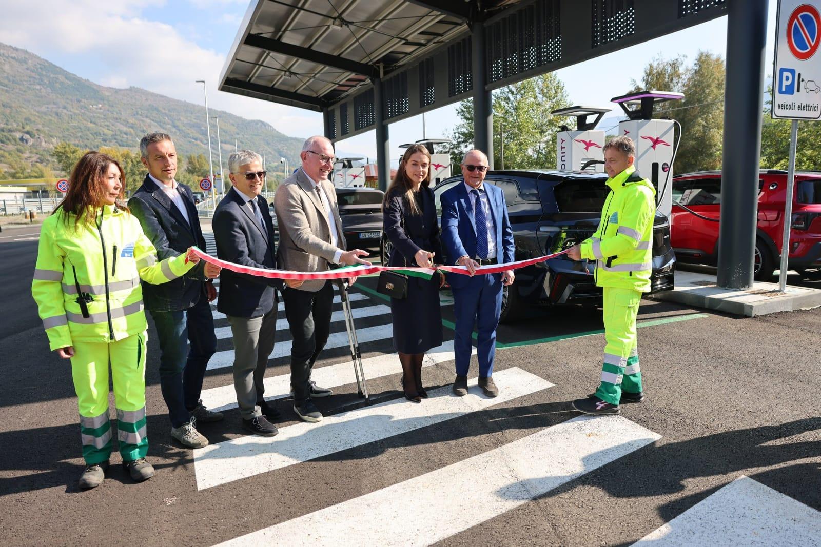 taglio del nastro della prima stazione di ricarica autostradale per sole EV, sulla A5 in Valle d'Aosta ricarica soli veicoli elettrici