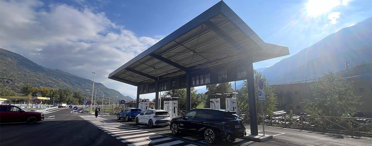 La prima stazione di ricarica autostradale per sole auto EV è in Valle d'Aosta ricarica soli veicoli elettrici