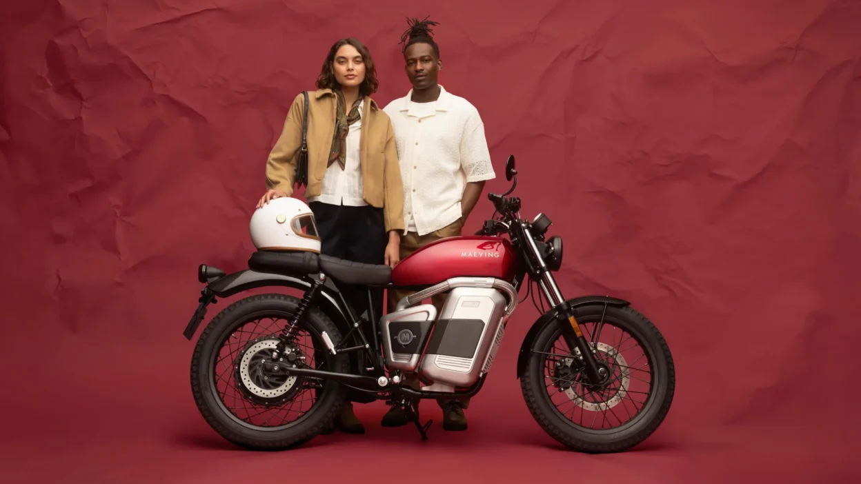 Maeving ha finalmente presentato la RM2, moto elettrica dallo stile retrò con sella in gradi di ospitare pilota e passeggero