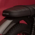 Maeving ha finalmente presentato la RM2, moto elettrica dallo stile retrò con sella in gradi di ospitare pilota e passeggero