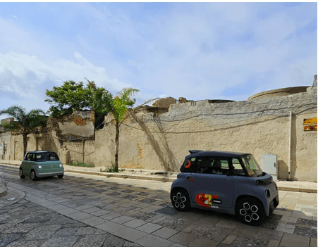 Si vedono molte macchinette elettriche in Sicilia, come Fiat Topolino e Citroen Ami. Elettrica a noleggio