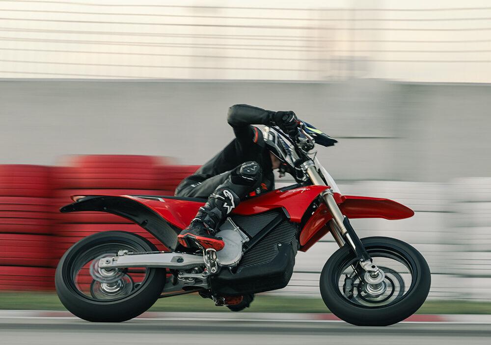 La stark Varg SM è una moto progettata per portare il divertimento elettrico anche sull'asfalto