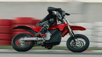 La stark Varg SM è una moto progettata per portare il divertimento elettrico anche sull'asfalto