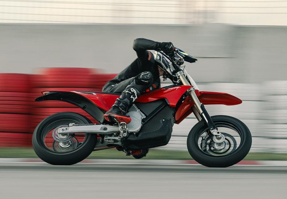 La stark Varg SM è una moto progettata per portare il divertimento elettrico anche sull'asfalto