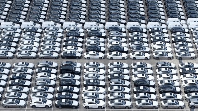 auto elettriche cinesi stoccate in un piazzale cina