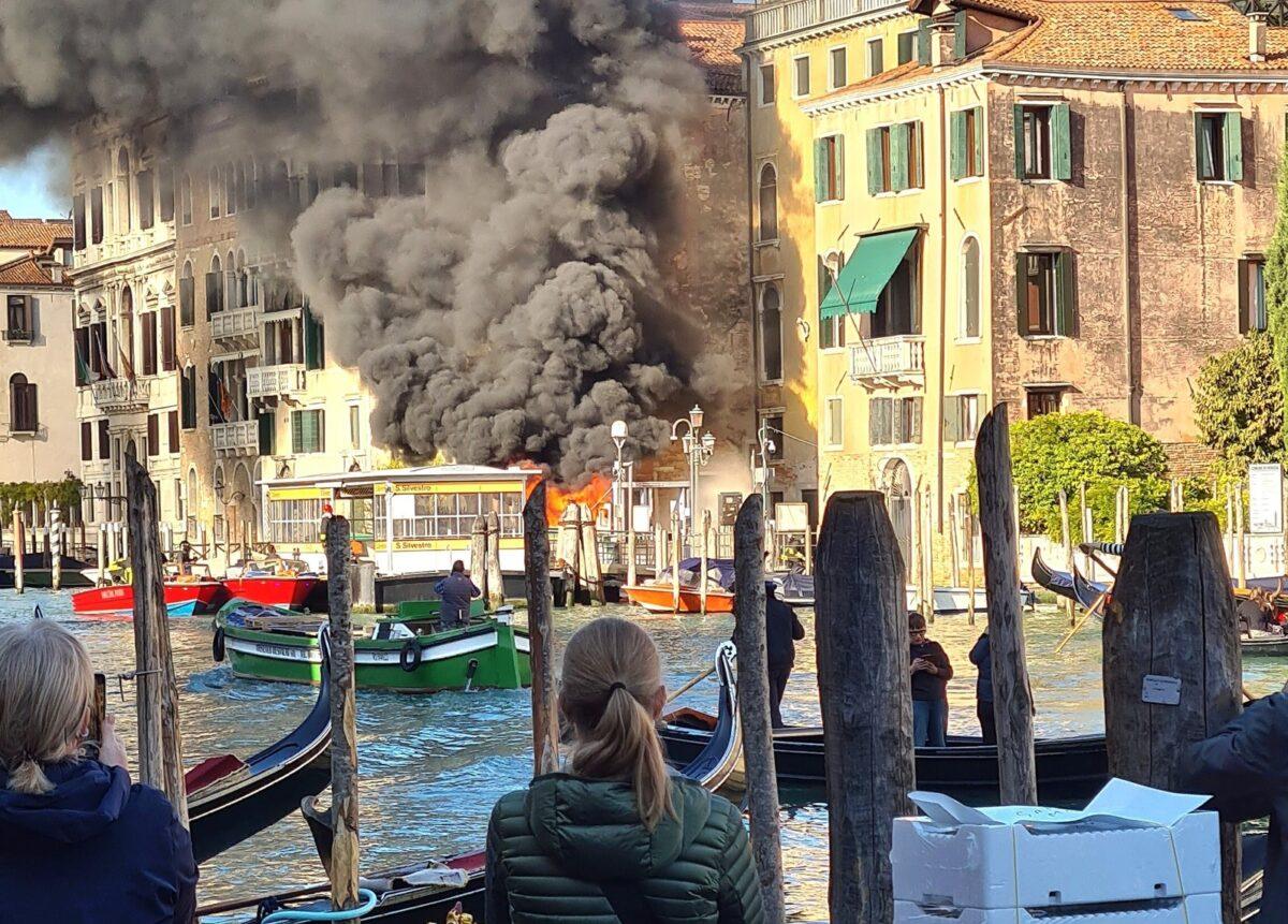 barca a fuoco a Venezia barca ibrida venezia