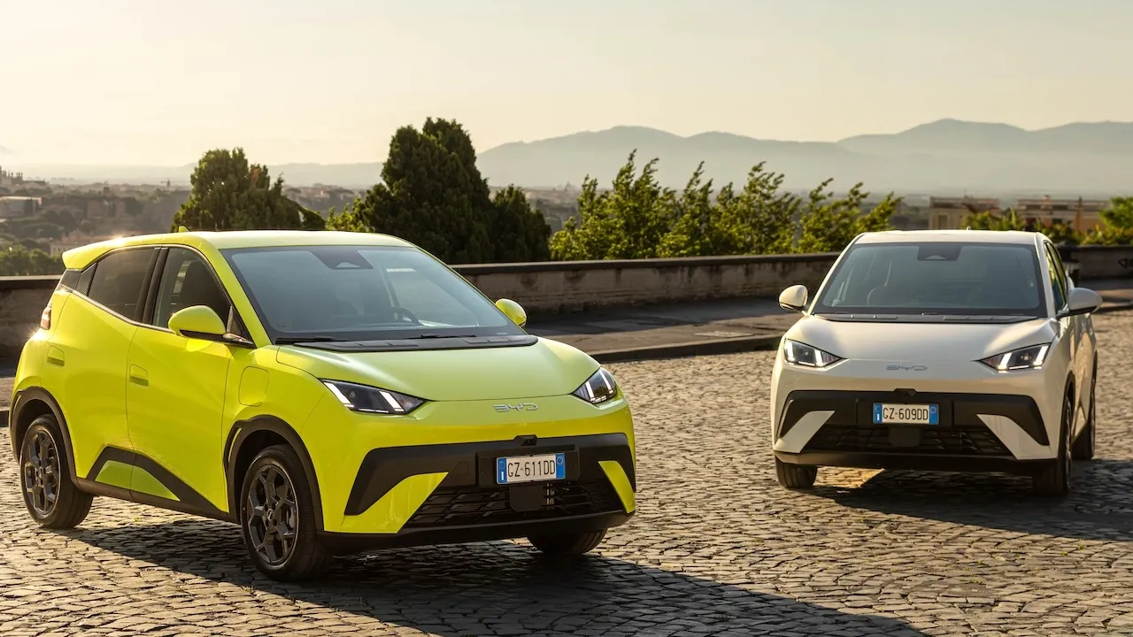 BYD Dolphin Surf BYD richiama 115.000 auto per problemi tecnici