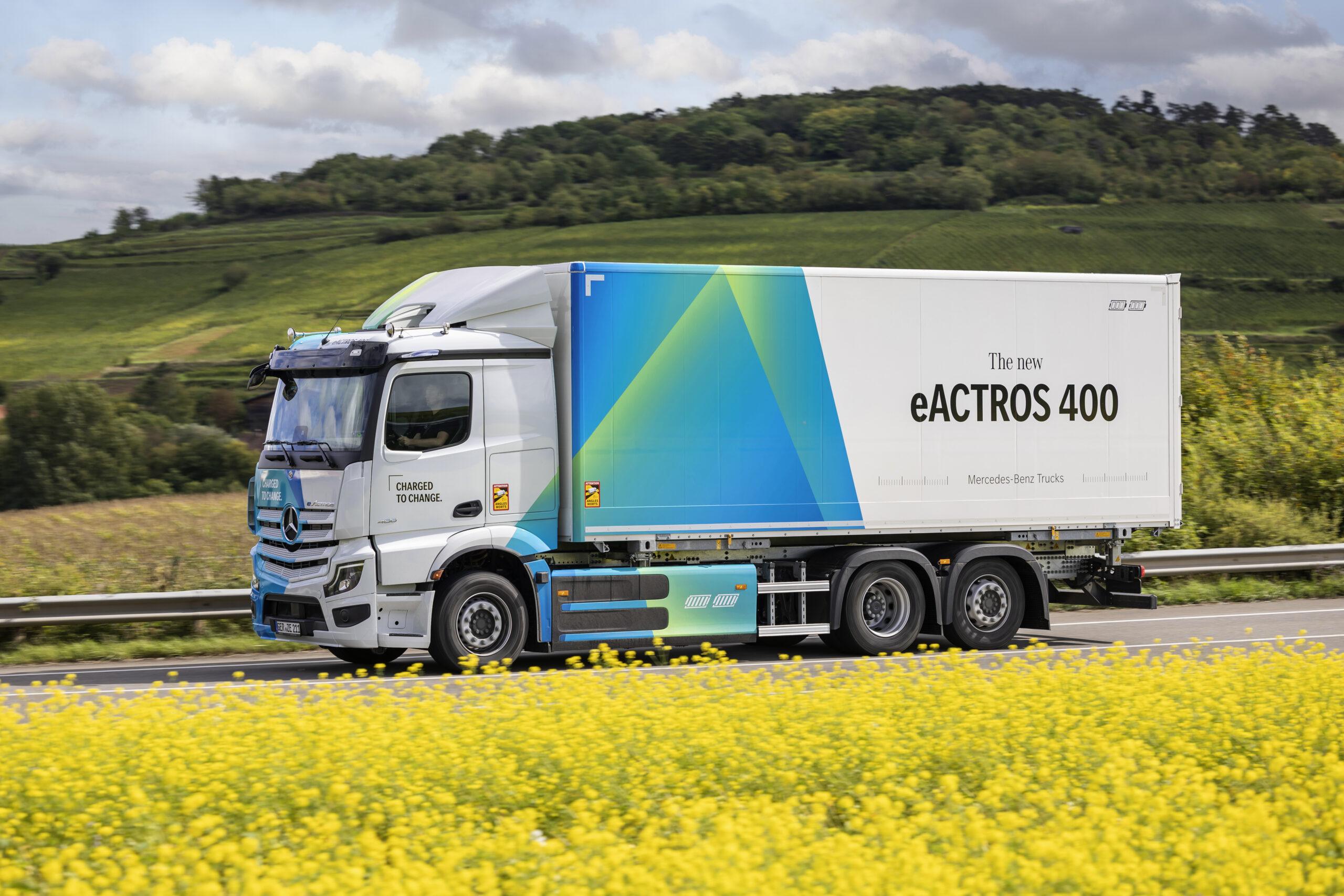 Un Il nuovo camion elettrico di Mercedes, l' eActros 400 in azione Mercedes eActros 400