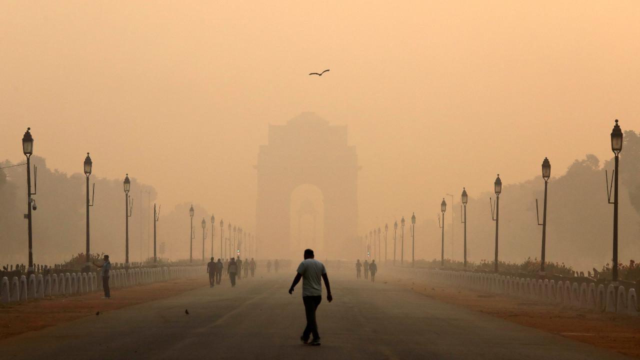 Lo smog che pervade New Delhi india pioggia artificiale