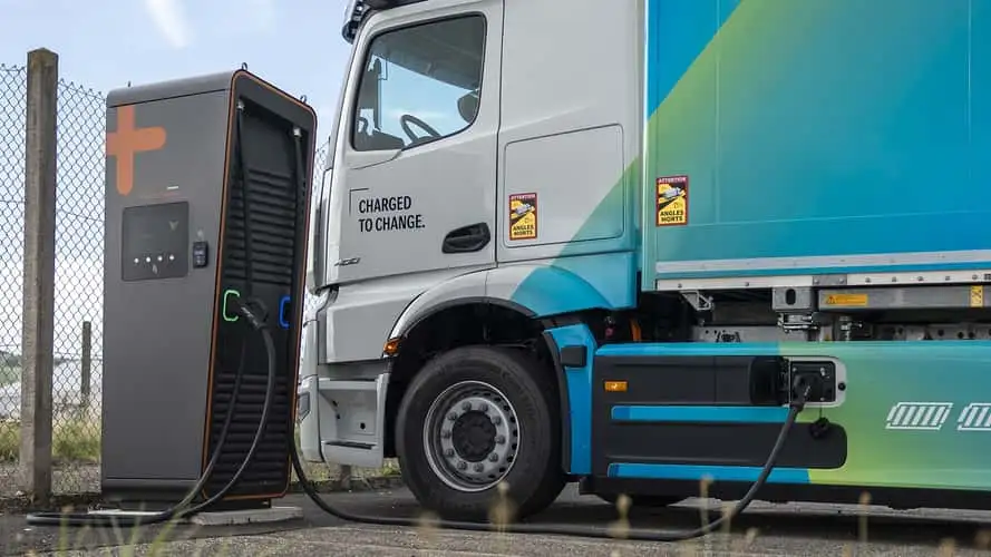 Il nuovo camion elettrico di Mercedes, l' eActros 400 in ricarica a 400 kW Mercedes l' eActros 400