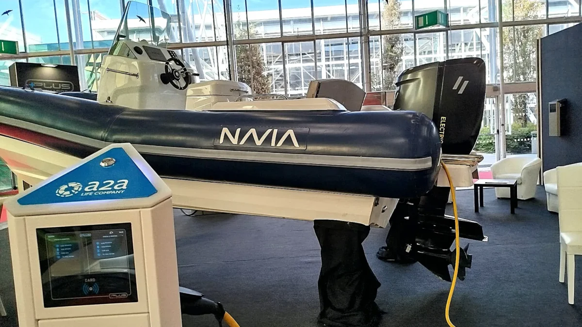 Un gommone elettrico e una colonnina di ricarica nautica elettrica