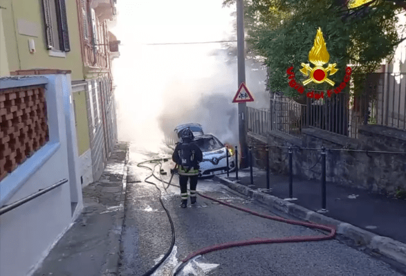 Auto elettrica a fuoco 
