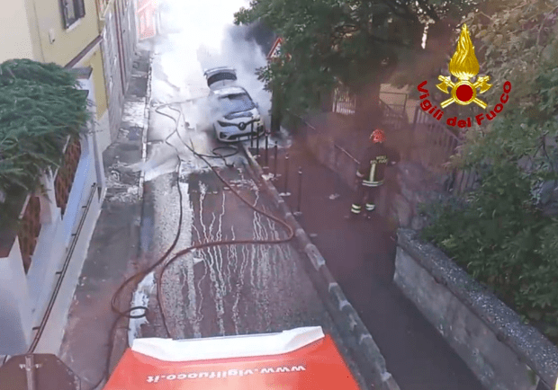 Auto elettrica a fuoco 