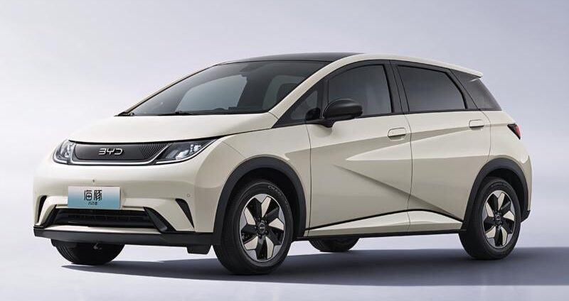 La BYD Dolphin: un milione di esemplari prodotti in 4 anni Renault 5 BYD Dolphin