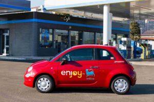 Una Fiat 500 termica della flotta Enjoy car sharing Francia Italia