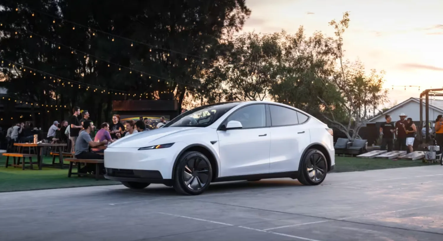 Una Tesla Model Y standard mercato ev