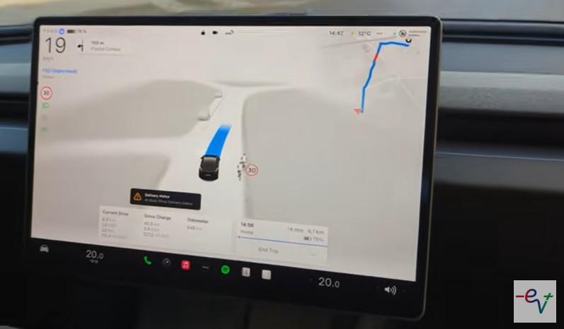 Il display mostra i ciclisti e la manovra per evitarli full self-driving