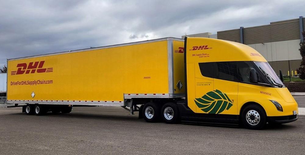Il Tesla Semi elettrico di DHL entrato in servizio in California tesla semi