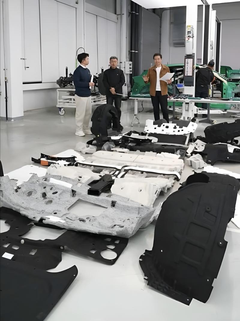 Il pianale con le batterie integrate messo a nudo Xiaomi YU7