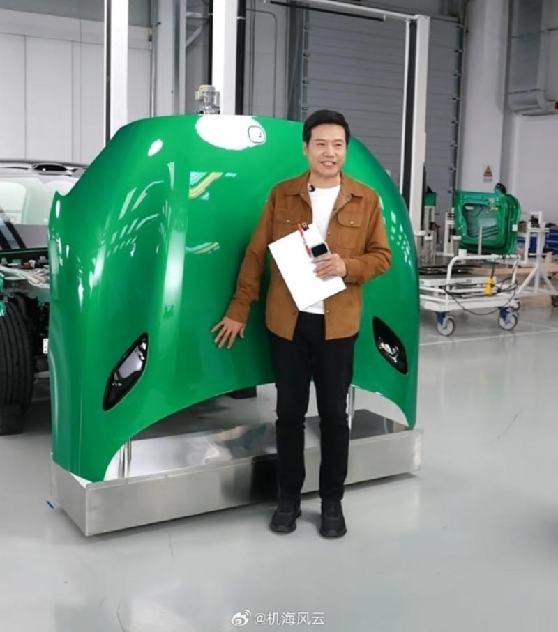 Lei Jun accanto al cofano della YU7 Xiaomi YU7