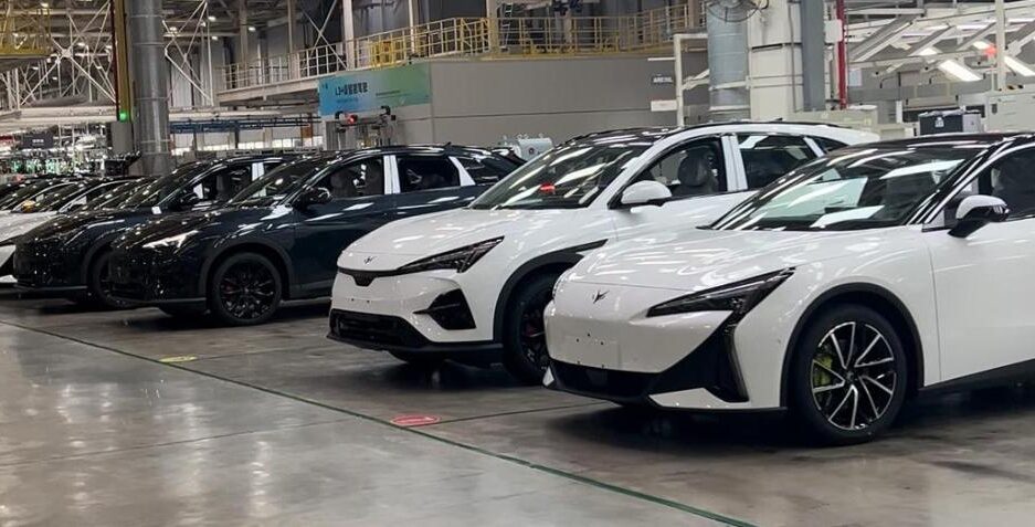 vetture BYD stoccate in uno stabilimento BYD dazi